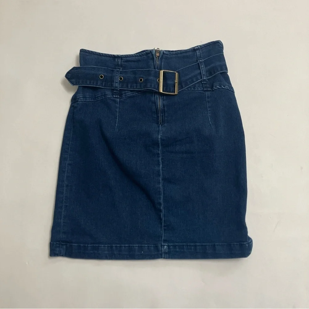 FREE PEOPLE dark wash stretch denim mini skirt with belt